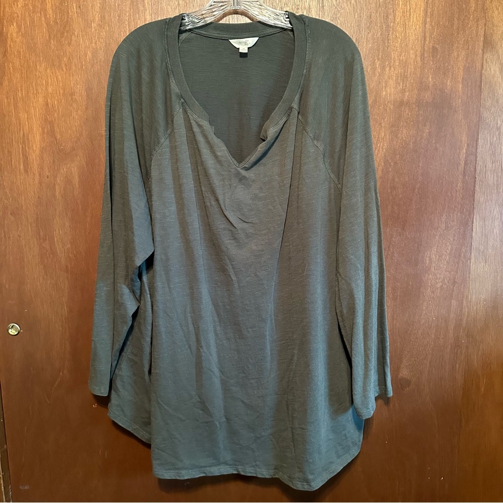 Long Sleeve V-Neck Raglan Tee